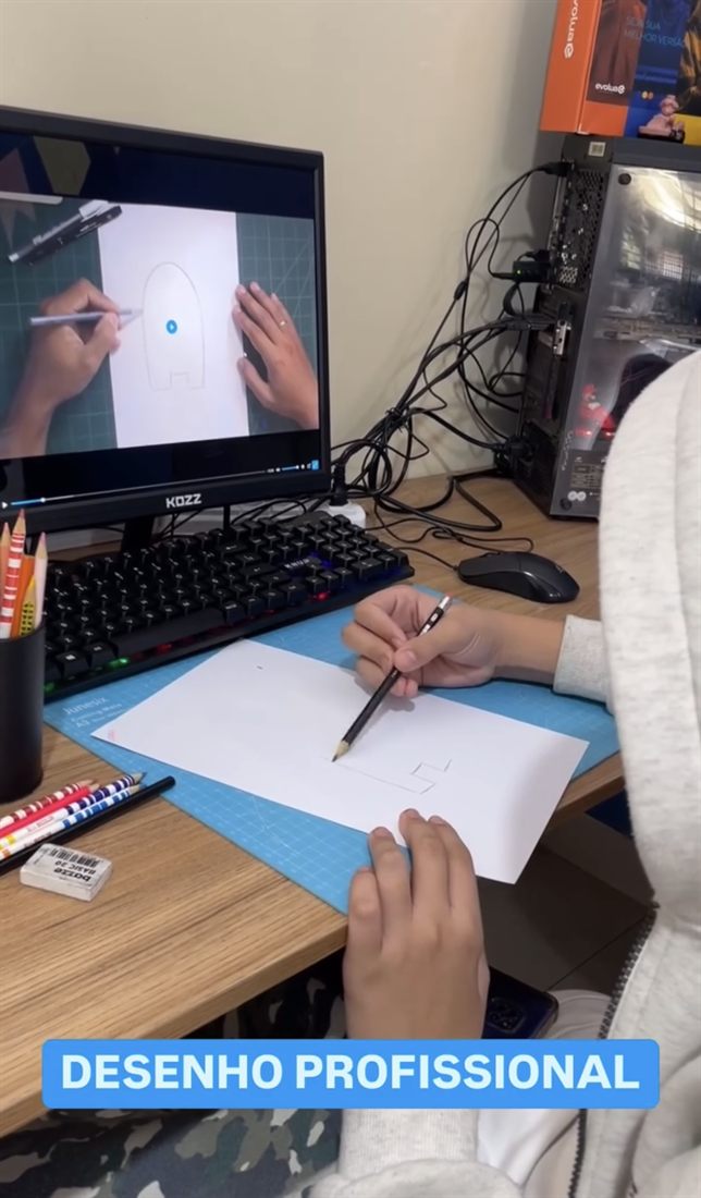 Aluno na aula de desenho profissional