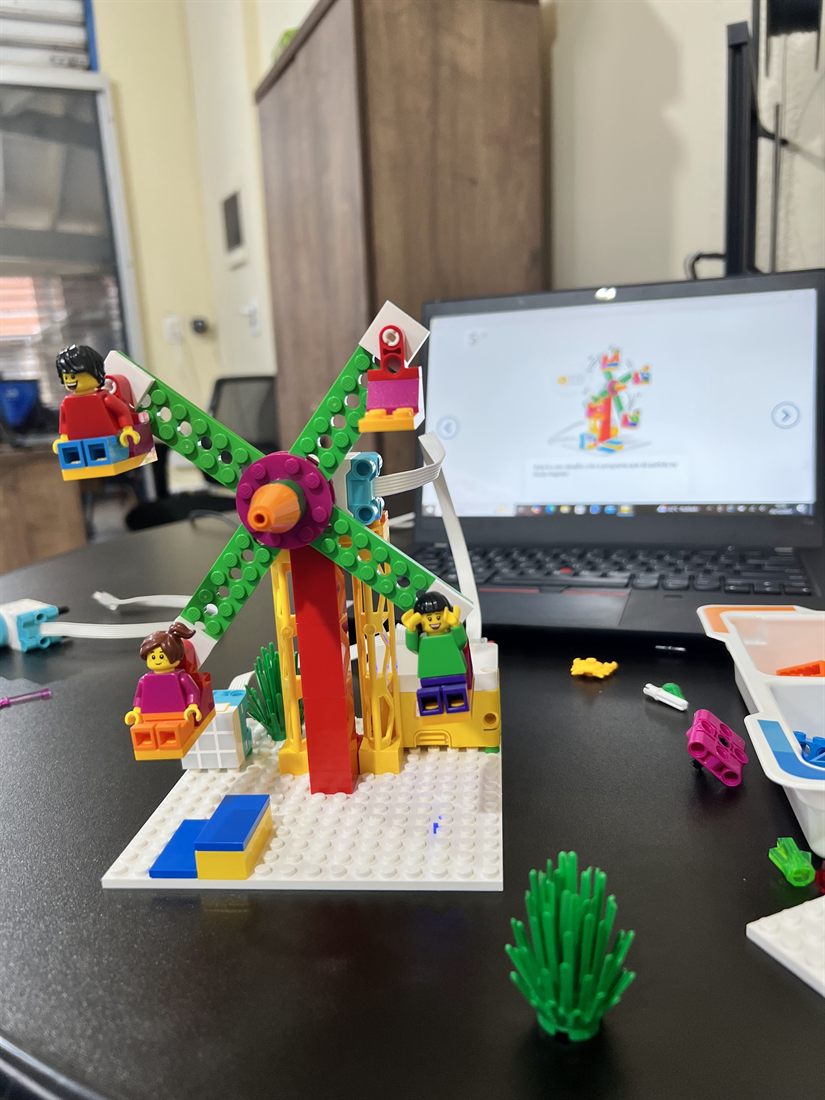 Projeto de roda-gigante montado com kit de robótica